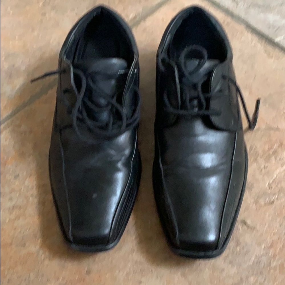 Boys Size 5 dress shoes. New $59.00. Ask  $25.00.